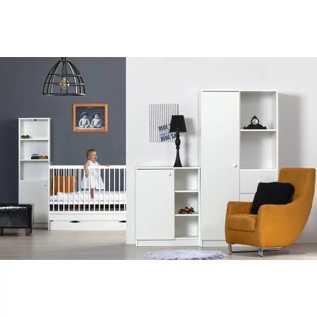 Mia fehér elemes bababútor